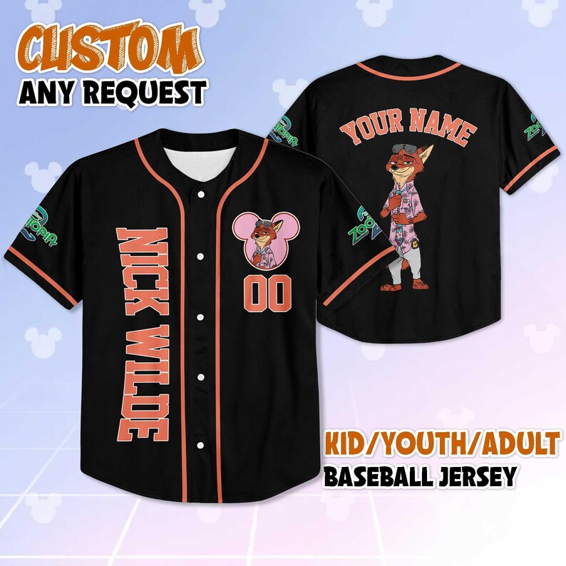 Puede incluir: Camiseta de b&eacute;isbol negra con ribete naranja y el texto "NICK WILDE" verticalmente en la parte delantera. Presenta un personaje de zorro de dibujos animados y el texto "YOUR NAME" en la espalda. La camiseta est&aacute; disponible en tallas para ni&ntilde;os, j&oacute;venes y adultos.