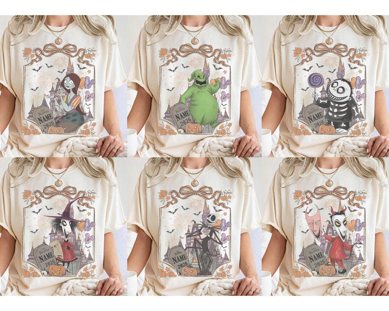 K&ouml;nnte beinhalten: Cremefarbene T-Shirts mit Halloween-Charakterdesigns. Jedes Shirt zeigt einen anderen Charakter in einem dekorativen Rahmen, darunter Sally, Oogie Boogie und Jack Skellington. Die Designs beinhalten K&uuml;rbisse, Grabsteine und den Text "NAME 2026".