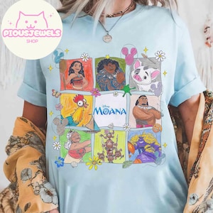 Pu&ograve; includere: T-shirt azzurra con una griglia di illustrazioni colorate dei personaggi del film Disney "Moana". La parola "Moana" &egrave; centrata in bianco. La maglietta ha maniche corte e scollo tondo.
