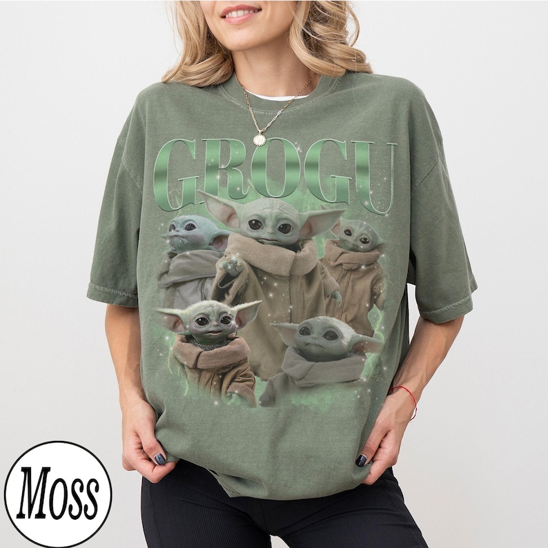 Pode incluir: Camiseta verde com a palavra "GROGU" em gradiente verde e um gr&aacute;fico de Grogu, tamb&eacute;m conhecido como Baby Yoda, de The Mandalorian. O design inclui v&aacute;rias imagens de Grogu.