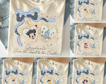 Personalizza tutti i personaggi Disney Graduate From The Tassel To The Castle Locket Shirt, T-shirt per la famiglia Graduation 2026, Disney Castle Graduation