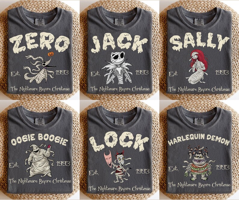 K&ouml;nnte beinhalten: Sechs anthrazitfarbene T-Shirts mit Charakteren aus "The Nightmare Before Christmas". Jedes Shirt zeigt den Namen eines Charakters in einer verwaschenen Schriftart, eine Illustration und den Text "Est. 1993 The Nightmare Before Christmas."