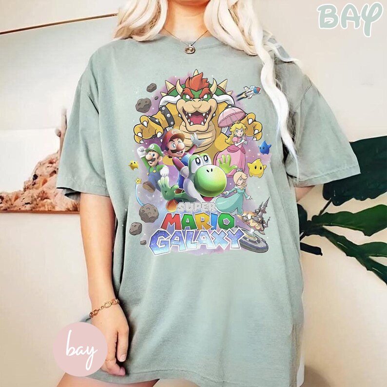 K&ouml;nnte beinhalten: Eine wei&szlig;e Keramik-Tasse mit schwarzem Henkel und dem Text "But First, Coffee" in schwarzer, fetter Schrift. Die Tasse steht auf einer Holzoberfl&auml;che.