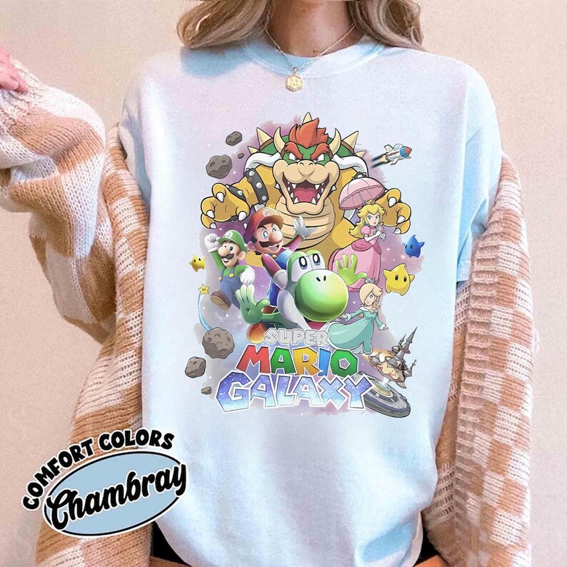 K&ouml;nnte beinhalten: Eine wei&szlig;e Keramik-Tasse mit schwarzem Henkel und dem Text "But First, Coffee" in handschriftlichem Stil. Die Tasse steht auf einer wei&szlig;en Oberfl&auml;che. Die Tasse ist 10 cm hoch.