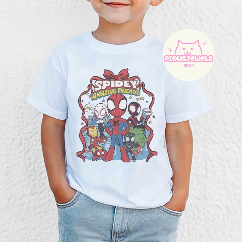 Puede incluir: Camiseta blanca con un gr&aacute;fico colorido de Spidey y sus Incre&iacute;bles Amigos. El dise&ntilde;o incluye a Spider-Man, Iron Man, Hulk y otros personajes. La camiseta tiene el texto "Spidey Amazing Friends".