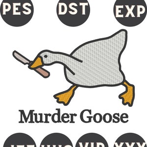 Op de afbeelding: Een witte gans met een mes in zijn snavel, die naar rechts rent. De tekst "Murder Goose" staat onder de gans. Er zijn 10 zwarte cirkels met witte tekst rond de gans. De tekst in de cirkels is: "PES", "DST", "EXP", "JEF", "HUS", "VIP", "XXX", "4", "5", en "6".