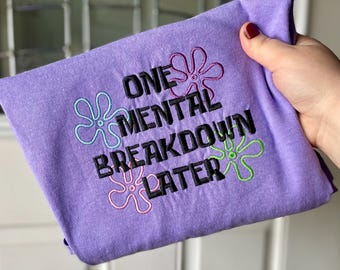 Camiseta bordada: "Un colapso mental después": camiseta divertida y con la que te puedes identificar sobre salud mental