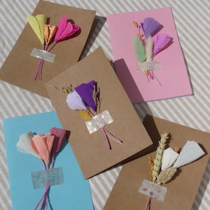 Tarjeta de papel Kraft con pequeño ramo de flores secas y / o crepe para cumpleaños o agradecimiento