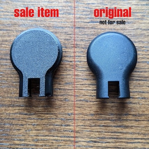 Può includere: Due pezzi in plastica nera, uno etichettato "articolo in vendita" e l'altro etichettato "originale non in vendita". I pezzi sono identici tranne per la finitura, il pezzo "articolo in vendita" ha una texture più ruvida.