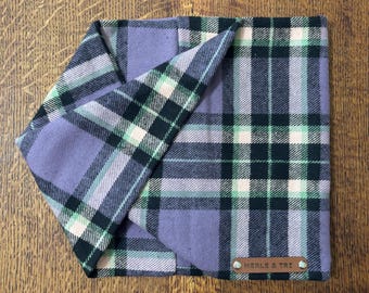 Écharpe torsadée « Hoodie Weather » pour chien en flanelle écossaise douillette, collier pour animal de compagnie