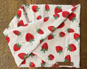 Foulard infini pour chien « Strawberry Fields » Écharpe torsadée en coton douillet Collier pour animaux de compagnie