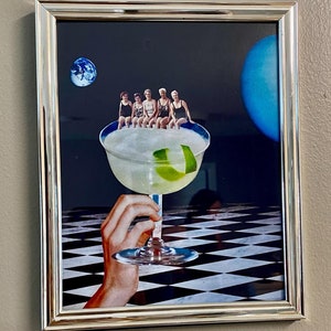 Könnte beinhalten: Ein gerahmtes Collage mit einem Margarita-Glas mit einem Limettenkeil, einem Schachbrettmusterboden und fünf Personen in Badebekleidung, die im Glas sitzen. Der Hintergrund ist dunkelblau mit zwei Planeten.