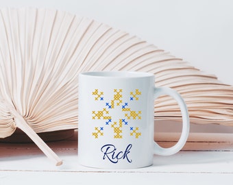 Kubek dla Ricka: Spersonalizowany kubek do kawy z haftem krzyżykowym dla Ricka | Sip in Style 11oz
