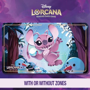 Könnte beinhalten: Eine Disney Lorcana Trading Card mit Stitch in einer dynamischen Pose, vor dem Hintergrund einer winterlichen Szene mit blauen und weißen Akzenten. Die Karte hat einen goldenen Rand und den Text "WITH OR WITHOUT ZONES".