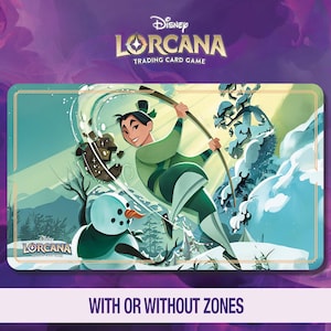 Könnte beinhalten: Disney Lorcana Sammelkartenspielkarte mit Mulan in einem grünen Outfit mit Pfeil und Bogen, einem Schneemann und einem schneebedeckten Berg-Hintergrund. Die Karte hat einen türkisfarbenen Rand und den Text "WITH OR WITHOUT ZONES".
