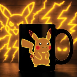 Puede incluir: Taza de cerámica negra con un diseño de Pikachu amarillo con detalles rojos. La taza tiene un asa negra a juego y está colocada sobre un fondo con un contorno de Pikachu y rayos amarillos.