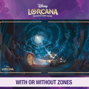 Op de afbeelding: Een blauwe en gouden speelmat met een fantasievolle illustratie van een draaiende werveling van boeken en een gloeiend portaal. De speelmat is voor het Disney Lorcana Trading Card Game en heeft de tekst "Met of zonder zones" onderaan gedrukt.