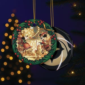 Op de afbeelding: Twee ronde kerstversieringen. Eén toont Mickey en Minnie Mouse op een carrousel, omlijst door een groene krans met rode bessen. De andere is zwart met een gouden sterrenpatroon. Beide hebben gouden ophangkoorden.