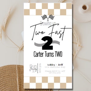 Puede incluir: Una invitaci&oacute;n de cumplea&ntilde;os de carreras de coches en blanco y negro para un ni&ntilde;o que cumple dos a&ntilde;os. La invitaci&oacute;n dice "Growing Up Two Fast" con un gran n&uacute;mero 2 negro y el texto "Carter Turns Two". La invitaci&oacute;n tambi&eacute;n incluye la fecha y la hora de la fiesta, la direcci&oacute;n y la informaci&oacute;n de contacto para RSVP.
