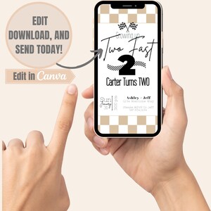 Puede incluir: Una invitaci&oacute;n digital para una fiesta de cumplea&ntilde;os de segundo cumplea&ntilde;os de un ni&ntilde;o con un tema de carreras. La invitaci&oacute;n presenta un fondo a cuadros, un n&uacute;mero dos negro y el texto "Growing Up Two Fast". La invitaci&oacute;n tambi&eacute;n incluye el nombre del ni&ntilde;o, la fecha y la hora de la fiesta, y la direcci&oacute;n.