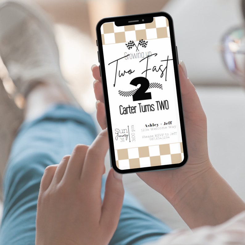 Puede incluir: Un tel&eacute;fono inteligente que muestra una invitaci&oacute;n a una fiesta de cumplea&ntilde;os para un ni&ntilde;o de dos a&ntilde;os. La invitaci&oacute;n presenta un fondo a cuadros con un dise&ntilde;o de coche de carreras en blanco y negro. El texto dice "Growing Up Two Fast 2 Carter Turns Two". La fecha y la hora de la fiesta se indican como "Sun January 31 3:00 pm".