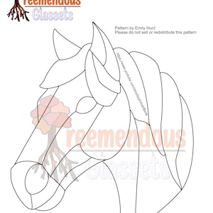 Może przedstawiać: Czarno-biały rysunek głowy konia z segmentowanymi sekcjami do witraży. Obraz zawiera tekst "reemendous Glassets" i link do YouTube. Wzór autorstwa Emily Hunt, z informacją, aby nie sprzedawać ani nie rozpowszechniać.