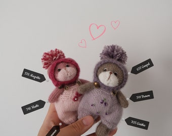 Bobo - handgestricktes Baby Bär mit abnehmbaren Mützen und Overall