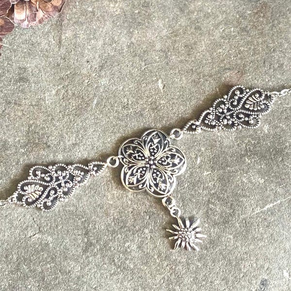 Collar con colgante de corazón de filigrana de edelweiss de plata: Joyería Bavarian Tracht
