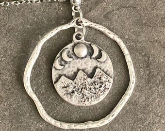 Mondphase Halskette: Gehämmerte Antike Silber Plated Berg Szene Anhänger Rustikal Boho