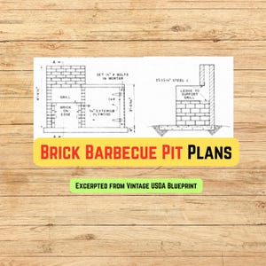 Puede incluir: Plano en blanco y negro de un pozo de barbacoa de ladrillo. Los planos incluyen dimensiones, diseños de ladrillos y notas sobre materiales. El texto "BRICK BARBECUE PIT PLANS" está en una pancarta amarilla. El texto "EXCERPTED FROM VINTAGE USDA BLUEPRINT" está en una pancarta verde.