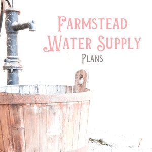 Puede incluir: Una bomba de mano de estilo vintage con un cubo de madera, con el texto "FARMSTEAD WATER SUPPLY PLANS" arriba.