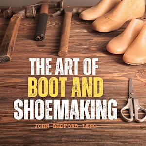 Könnte beinhalten: Ein Holztisch mit verschiedenen Werkzeugen und Schuhleisten. Der Text "THE ART OF BOOT AND SHOEMAKING JOHN BEDFORD LENO" ist auf den Tisch gedruckt.