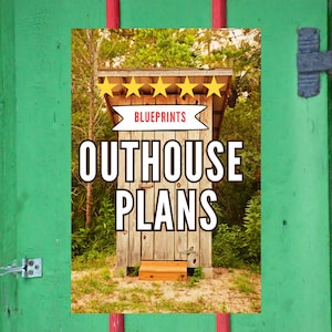 Könnte beinhalten: Ein rustikales Holz-Aussengeklosett mit einer Fünf-Sterne-Bewertung und dem Text "BLUEPRINTS OUTHOUSE PLANS". Das Aussengeklosett ist von Bäumen und Gras umgeben.