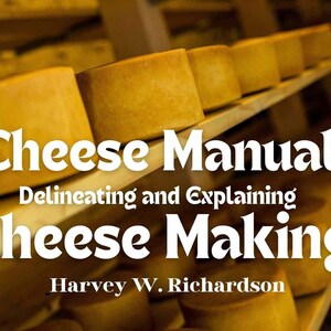 Op de afbeelding: Een close-up van een boek getiteld "Cheese Manual: Delineating and Explaining Cheese Making" door Harvey W. Richardson. De omslag van het boek toont een foto van een plank vol ronde gele kaaswielen.