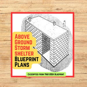 Peut inclure: Plan en noir et blanc d'un abri anti-tempête hors sol. L'image comprend le texte "ABOVE GROUND STORM SHELTER BLUEPRINT PLANS" dans un encadré jaune. Le texte "EXCERPTED FROM 1968 USDA BLUEPRINT" est également inclus.
