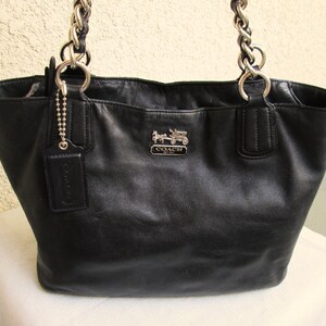 Bolso de mano/bolso de hombro/cartera Coach de cuero negro con detalle de cadena y correa, tamaño mediano, herrajes plateados, excelente estado