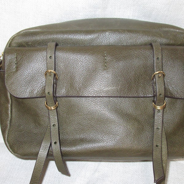 vintage banana republic distressed leather crossbody army green brand new condition