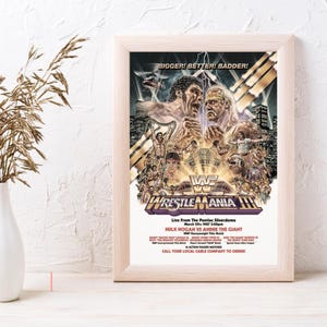 Puede incluir: Un póster de estilo vintage para Wrestlemania III, con Hulk Hogan y Andre the Giant en un combate de lucha libre. El póster está en un esquema de color dorado y negro y presenta el texto "BIGGER! BETTER! BADDER!" y "WRESTLEMANIA III". El póster también incluye la fecha y la ubicación del evento, así como los nombres de los luchadores y el título del combate.