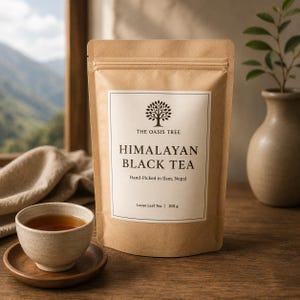 Könnte beinhalten: Ein brauner Papiersack mit "Himalayan Black Tea" mit weißem Etikett und Baumlogo. Eine kleine Tasse Tee steht auf einem Holzuntersetzer. Das Etikett lautet "Hand-Picked in Ilam, Nepal" und "Loose Leaf Tea | 100 g".