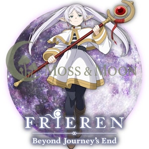 Puede incluir: Un personaje de anime con cabello blanco y orejas de elfo sostiene un bastón con una gema roja en la parte superior. El personaje está de pie frente a una luna púrpura y blanca con estrellas. El texto "FRIEREN Beyond Journey's End" está debajo del personaje.