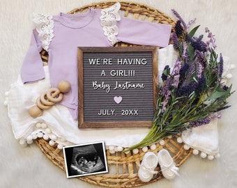 Könnte beinhalten: Eine weiße Decke mit einer Buchstabentafel, auf der "We're having a girl!! Baby Lastname July, 20XX" steht. Außerdem sind ein lilafarbener Baby-Strampler mit Spitzenbesatz, eine Holzrassel, ein Lavendelstrauß und ein Schwarzweiß-Ultraschallbild zu sehen.