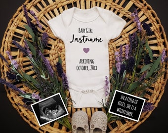 Könnte beinhalten: Ein weißer Strampler mit dem Text "BABY GIRL Lastname ARRIVING OCTOBER, 20XX" in schwarzer Schrift. Ein lila Herz befindet sich über dem Text "Lastname". Ein Schwarzweiß-Ultraschallbild, ein Paar beige Babyschuhe und eine schwarze Karte mit dem Text "IN A FIELD OF ROSES, SHE IS A WILDFLOWER." sind um den Strampler herum angeordnet.