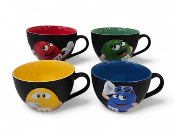 M&M'sの赤または緑の陶器製マグカップ。食器洗い機と電子レンジに対応
