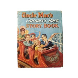 Könnte beinhalten: Vintage "Uncle Mac's Children's Hour Story Book" mit einer farbenfrohen Illustration von Kindern auf einer Achterbahn. Das Cover ist hellblau mit dem Titel in Orange und Gelb. Das Buch weist Gebrauchsspuren auf.