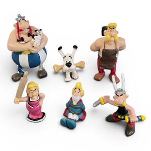 Puede incluir: Colección de figuras coloridas con personajes de una serie de cómics. Las figuras incluyen un hombre musculoso con un gran bigote, un perro y otros personajes en varias poses. Las figuras son de plástico y tienen detalles.
