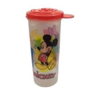 Puede incluir: Un vaso de plástico transparente con tapa roja que presenta una imagen de dibujos animados de Mickey Mouse. El vaso tiene forma cilíndrica y está decorado con gráficos coloridos y la palabra "Mickey".