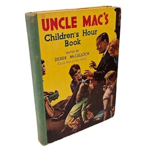 Könnte beinhalten: Vintage Buch mit dem Titel "UNCLE MAC'S Children's Hour Book" mit gelbem Einband und grünem Buchrücken. Das Cover zeigt eine Illustration eines Mannes und Kindern. Herausgegeben von Derek McCulloch.