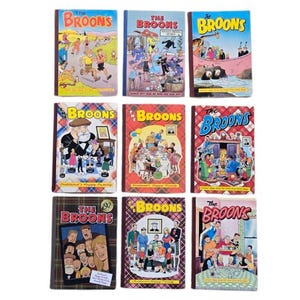 Pode incluir: Exibição de nove revistas em quadrinhos "The Broons". As capas apresentam ilustrações coloridas de cenas familiares. Os títulos estão em letras azuis e amarelas. As revistas em quadrinhos são dispostas em uma grade, mostrando várias cenas e personagens.