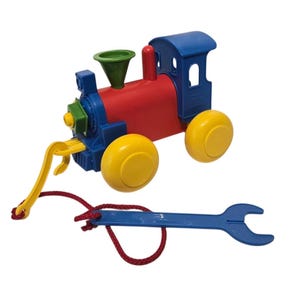 Peut inclure: Un train jouet coloré avec une carrosserie rouge, un toit bleu et des roues jaunes. Une clé bleue est attachée avec une ficelle rouge. Le train a une cheminée verte et un crochet jaune.