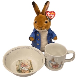 Set porseleinen porseleinen kom, mok en pluche Peter Rabbit – klassieke Beatrix Potter-bedel